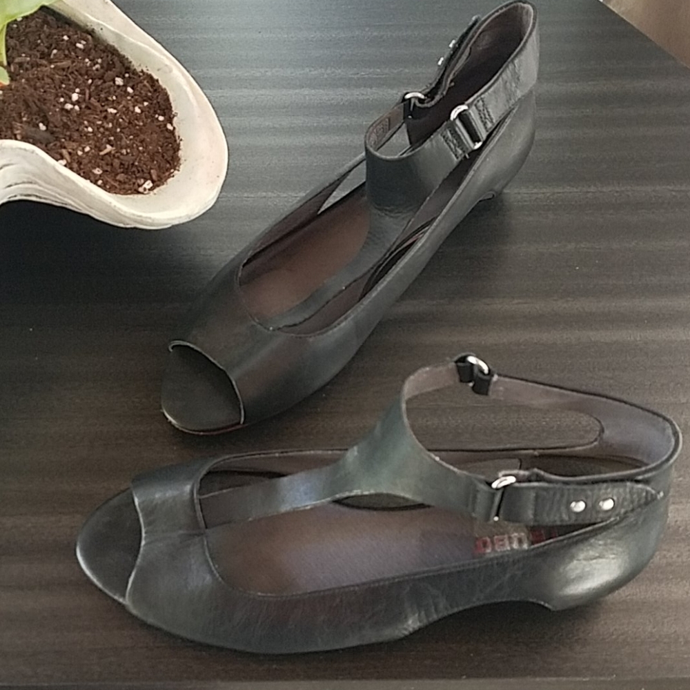 Tsubo black leather flats ladies size 10